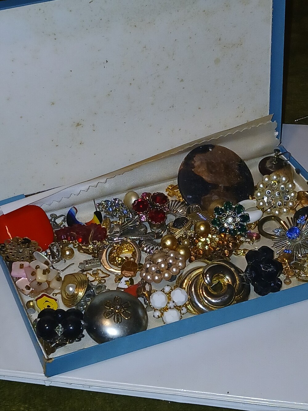 Vintage Lot Of Clip On Earrings, Jewelery, Trinkets Crafting Collecting